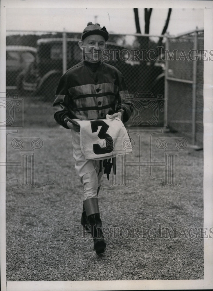 1938 Press Photo Charlie Kurtsinger noted jockey at Jamaica track in NY- Historic Images