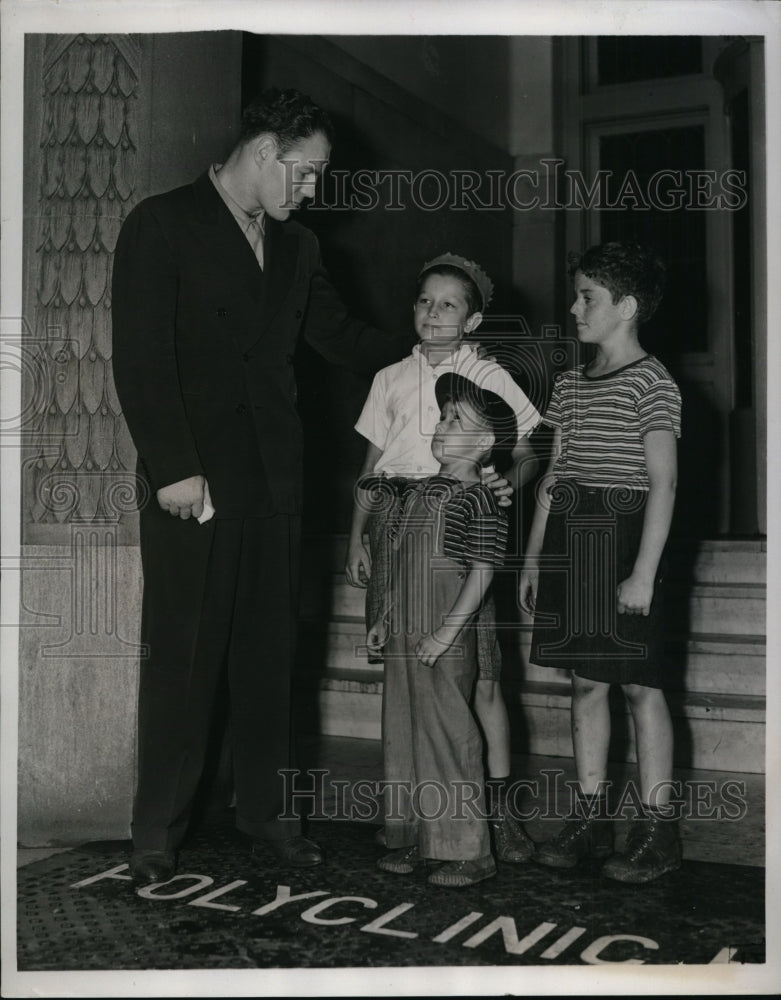 1939 Press Photo Red Burman boxer &amp; NYC boys Ed &amp; George Kuzna, Bud Short- Historic Images