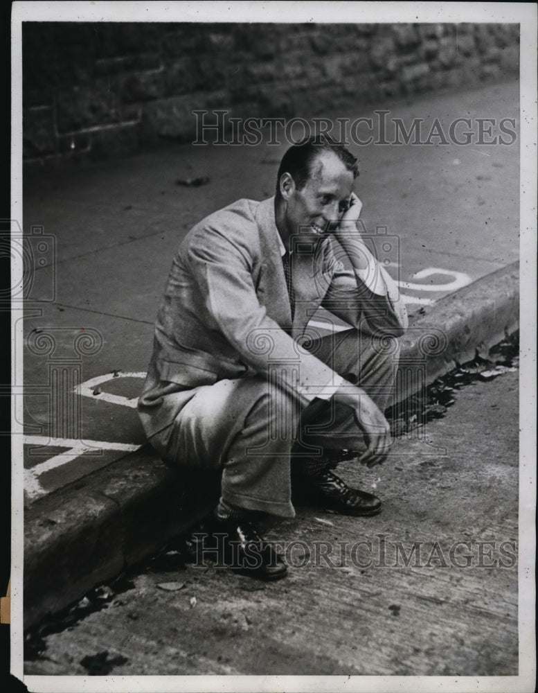 1934 Press Photo Wilmer Allison tennis player waits for a taxi in Newport RI- Historic Images