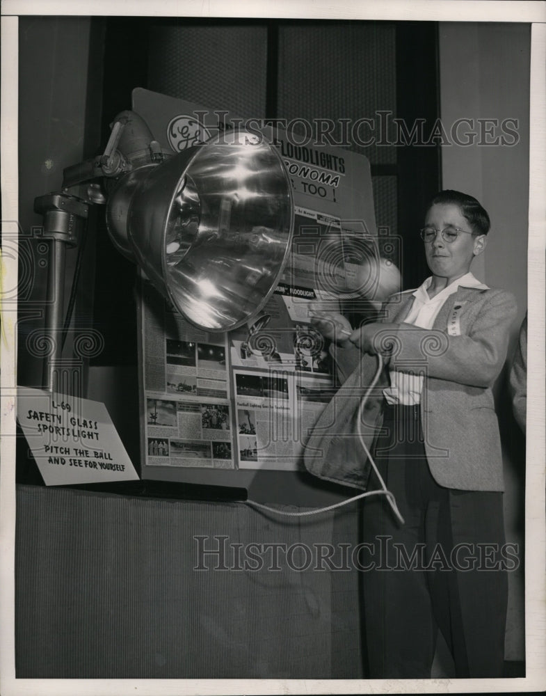 1950 Press Photo Patrick Curley demos GE sports lighting at Oakland meeting- Historic Images