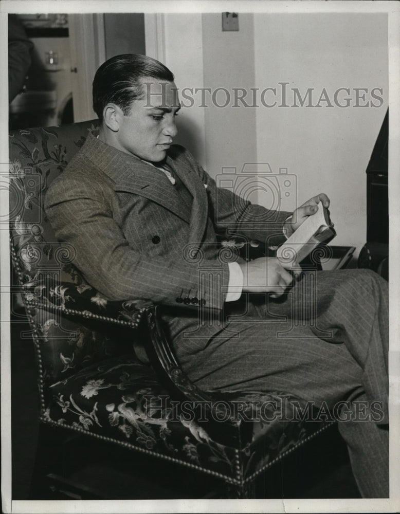 1933 Press Photo Barney Ross relaxes after win vs Tony Canzoneri in NYC- Historic Images