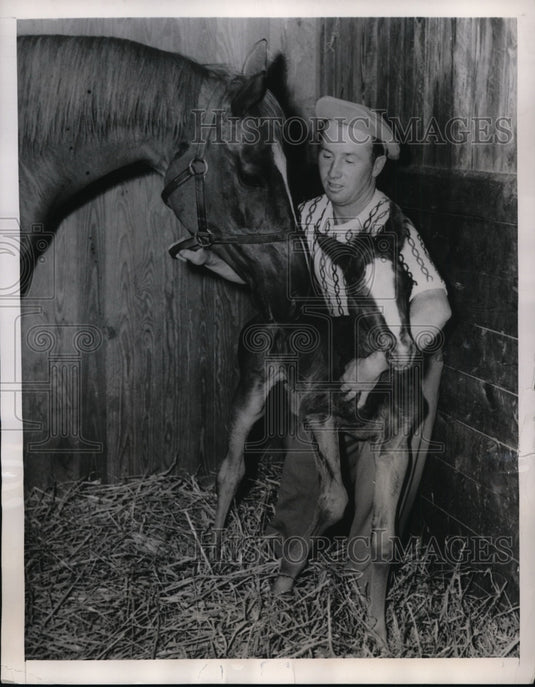 1949 Press Photo Trainer Charley Stevenson horse Sickle Sun & foal at Hialeah- Historic Images