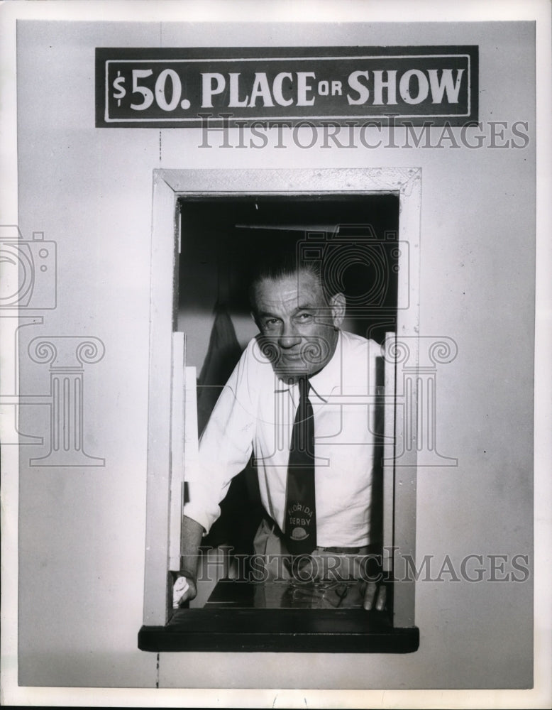 1955 Press Photo Rube Marquard former NY Giant runs mutuel machine in Florida- Historic Images