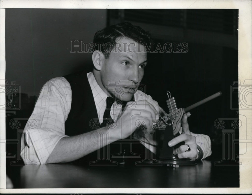 1942 Press Photo Greg Rice American distance runner in NYC - nes44200- Historic Images