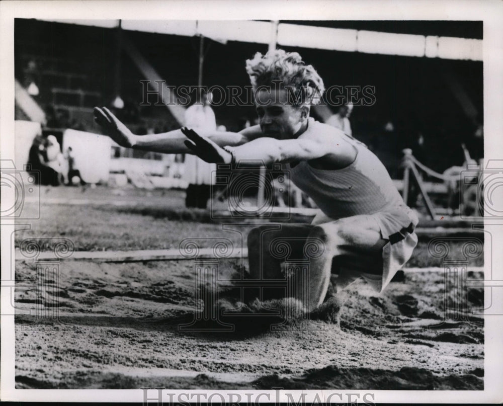 1952 Press Photo Axel Von Durckheim in long jump at London&#39;s White Stadium- Historic Images