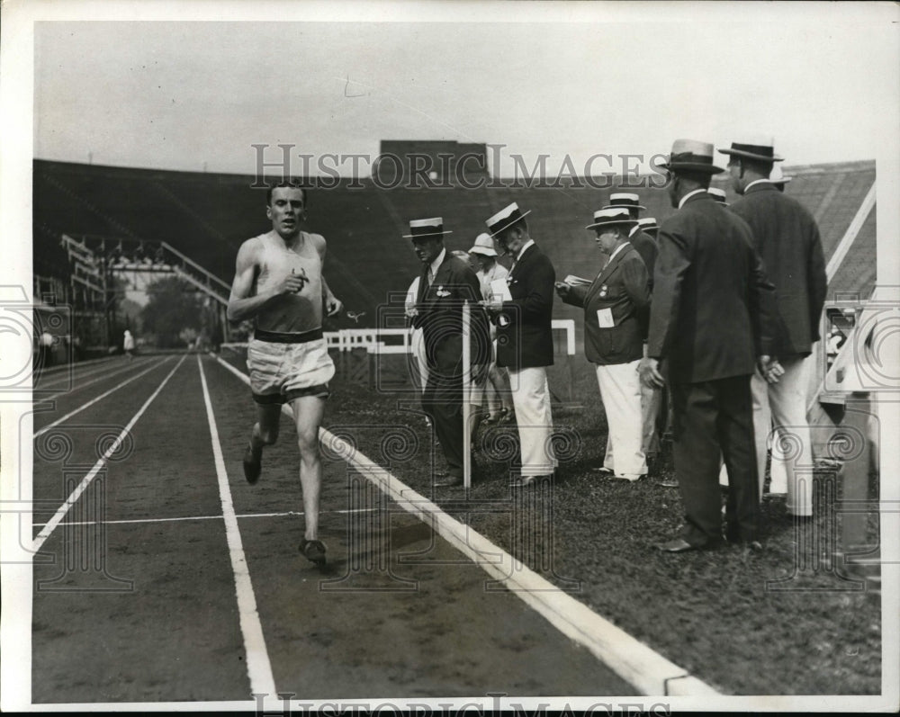 1933 Press Photo Cyril J Mabey of Oxford wins 2 mile race at Cambridge MA- Historic Images