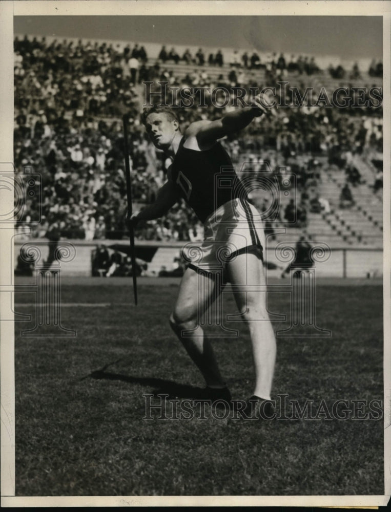 1932 Press Photo John Metcalf in IC4A track javelin event in California- Historic Images