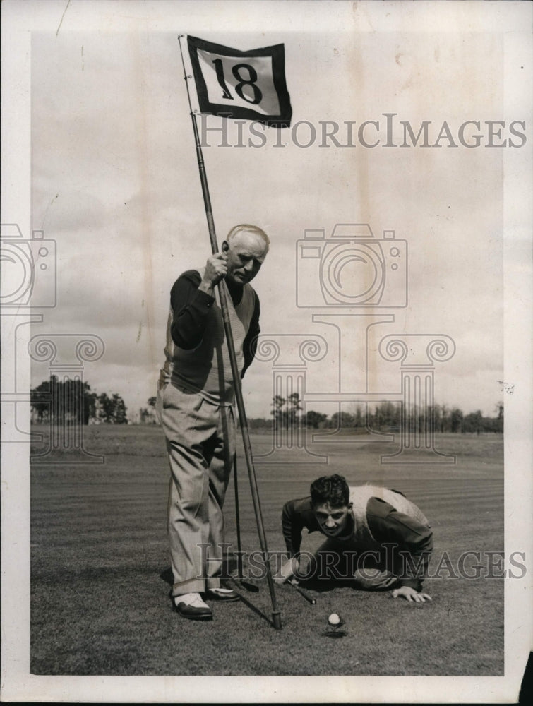 1938 Press Photo Joe Kumel of the Senators golfs with Boss Clark Griffith- Historic Images