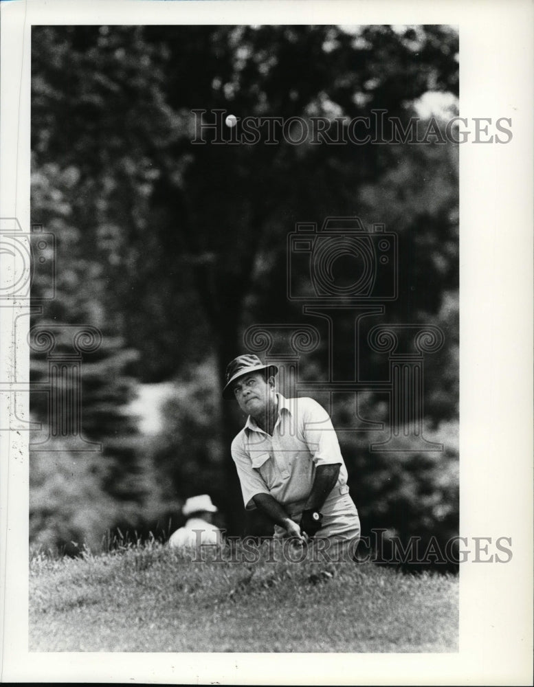 1981 Press Photo Lionel Hebert golfs out of bunker on 7th hole in a tournament- Historic Images