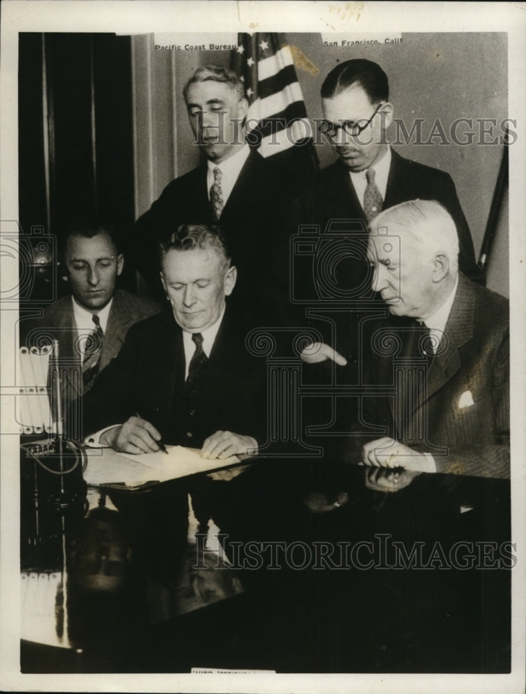 1927 Press Photo CA Governor CC Ypung signs bill for funds fro 10th Olympiad- Historic Images