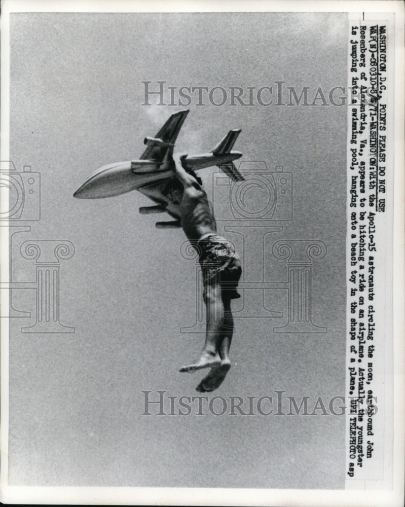 1971 Press Photo John Rosenberg &amp; plane shaped float at Washington pool- Historic Images