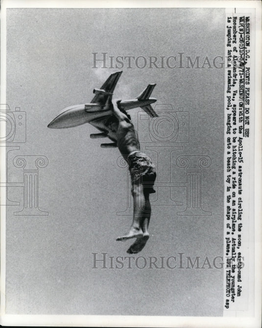 1971 Press Photo John Rosenberg & plane shaped float at Washington pool- Historic Images