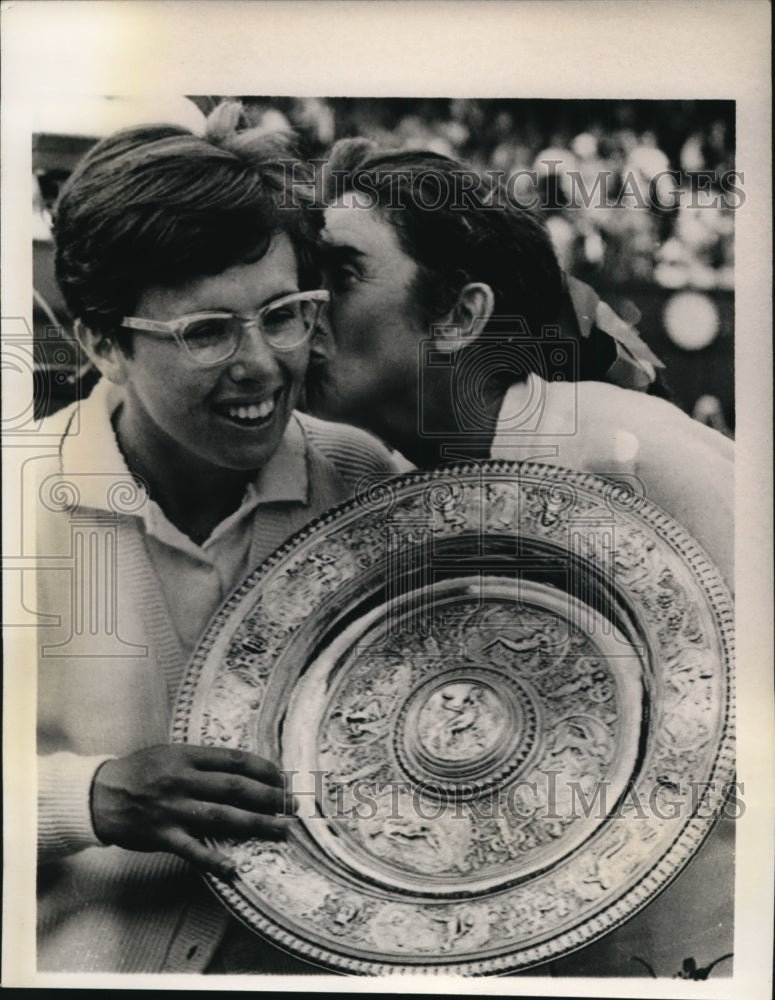 1968 Press Photo Billie Jean King, Judy Tegart at Wimbledon tennis win- Historic Images