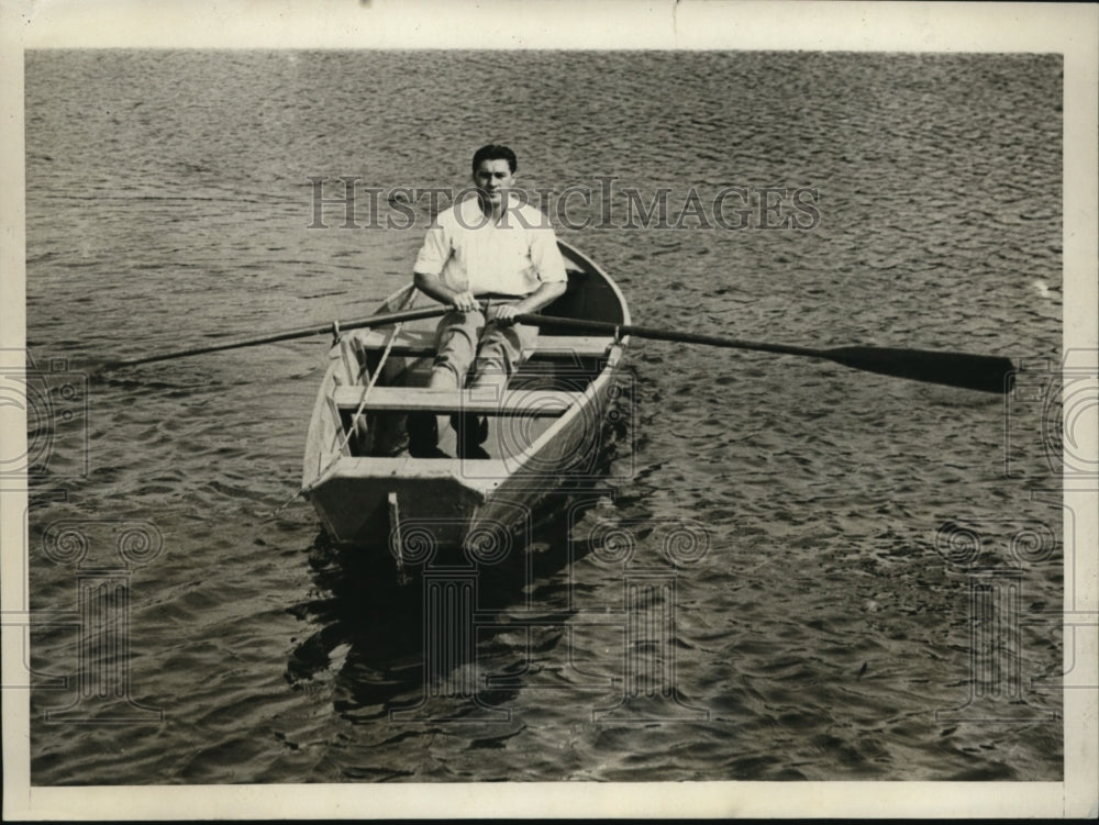 1929 Press Photo Tommy Loughran boxer in a boat training for Jack Sharkey- Historic Images