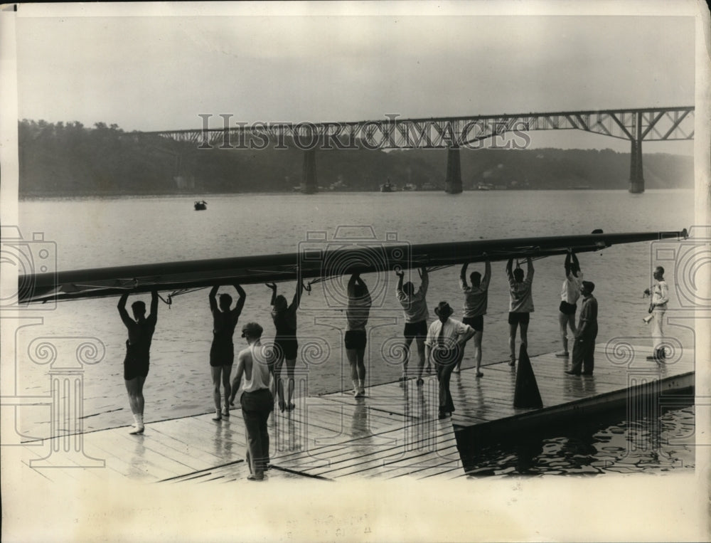 1930 Press Photo Navy varsity crew at Hudson River for daily workouts- Historic Images