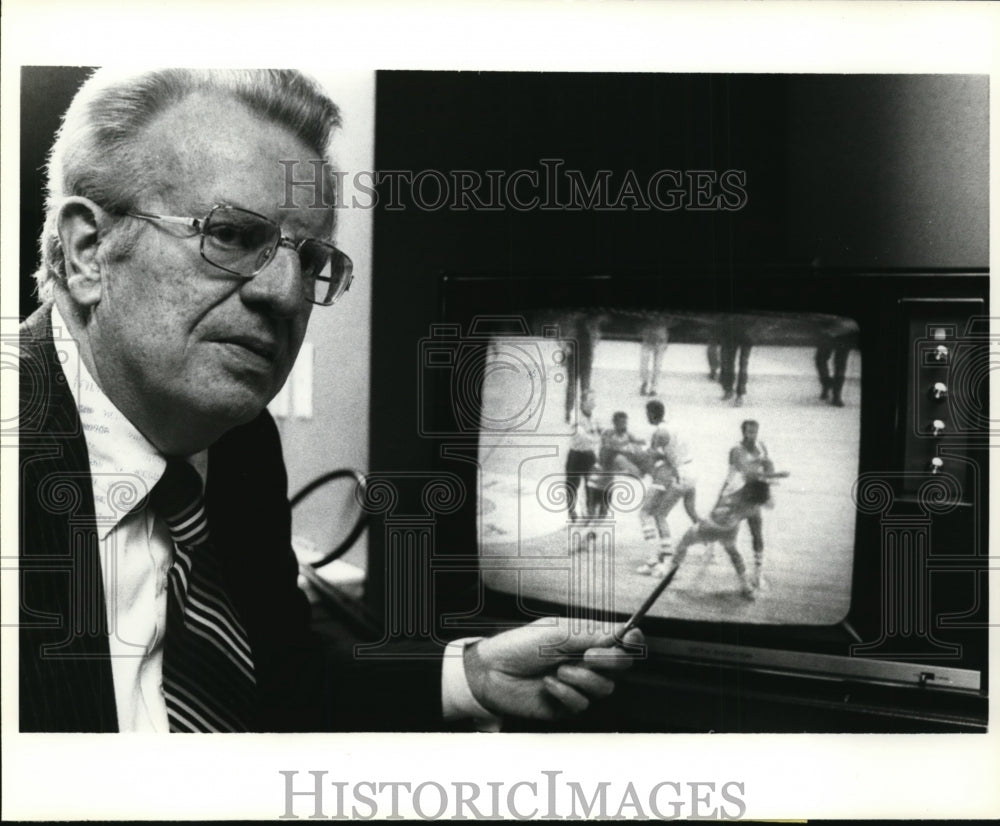 1977 Press Photo NBA Commissioner LAwrence O&#39;Brien &amp; tape of punching- Historic Images