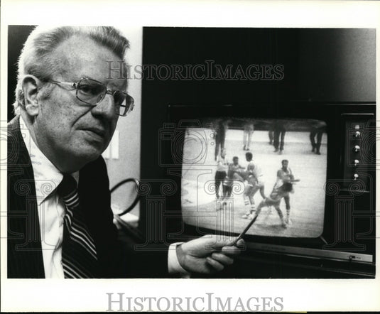 1977 Press Photo NBA Commissioner LAwrence O'Brien & tape of punching- Historic Images