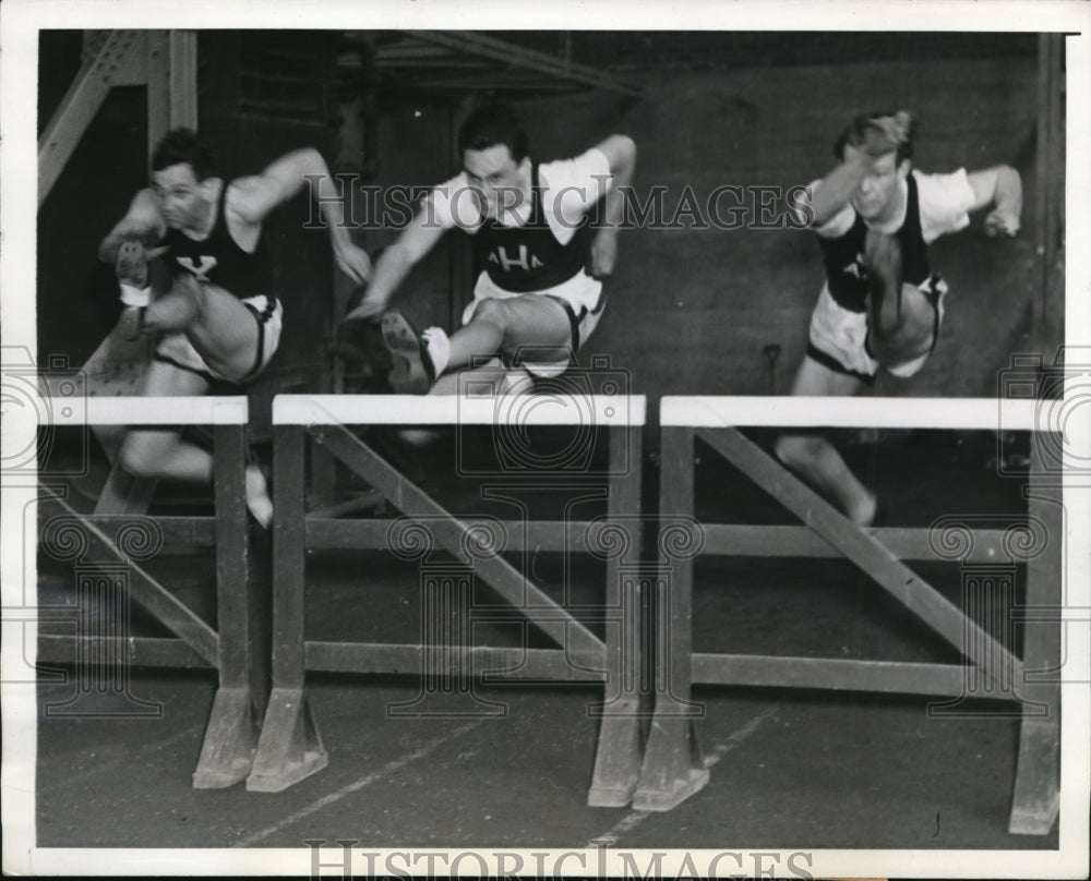 1942 Press Photo Don MacKinnon wins 60 yard hurdles at Yale Harvard meet- Historic Images