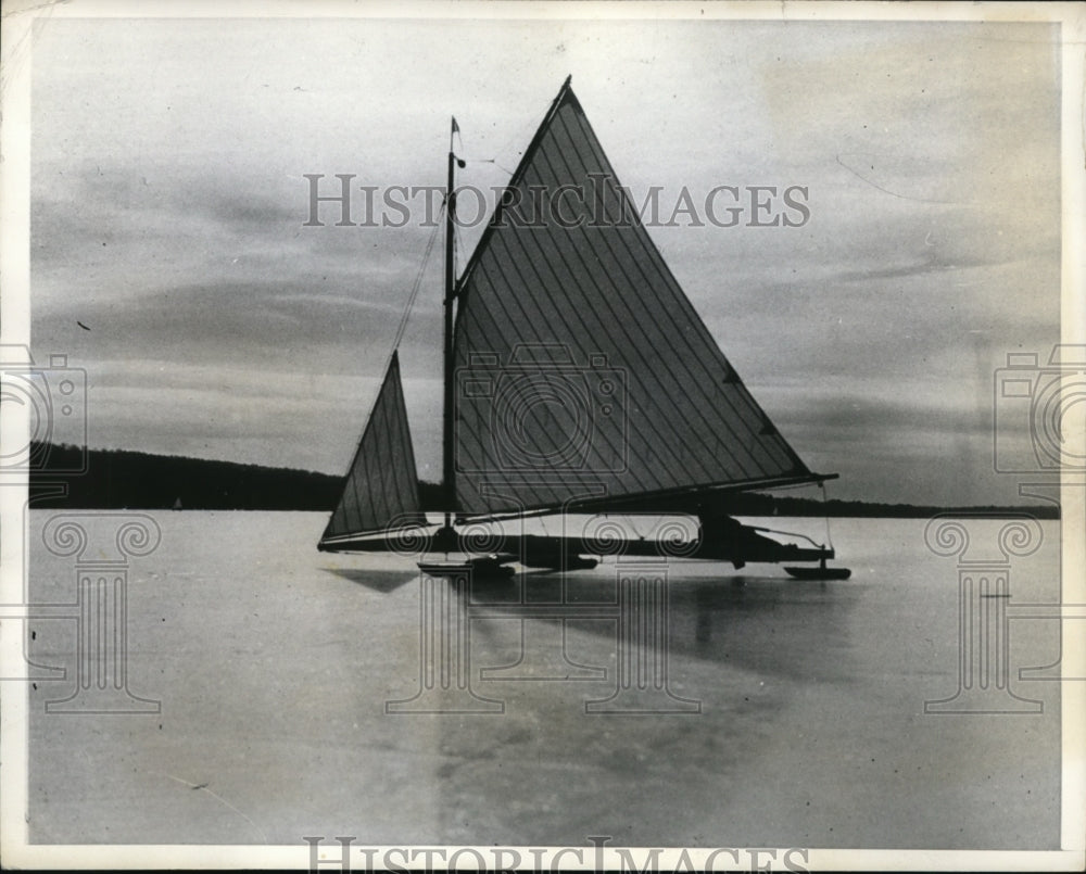 1937 Press Photo The Flying Yankee ice boat of George Meale in Maine race- Historic Images