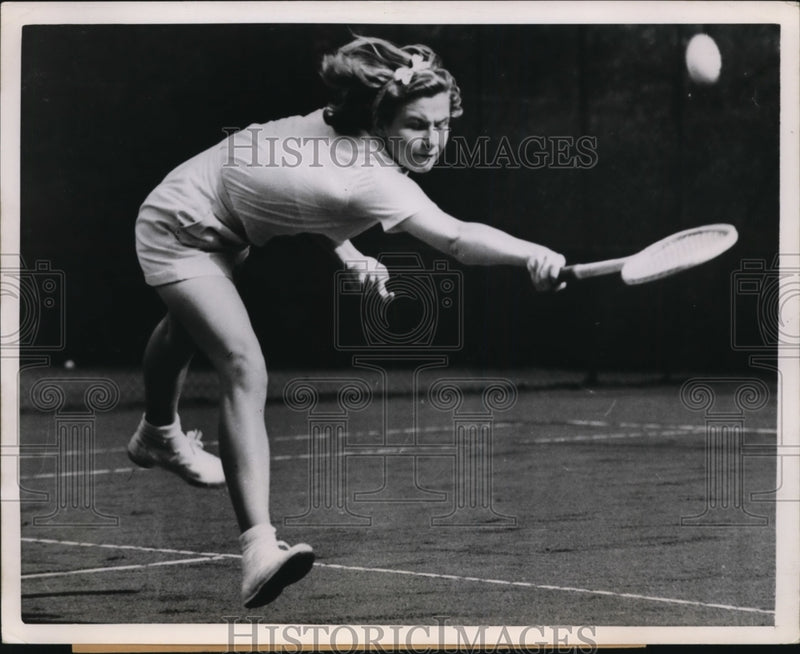 Load image into Gallery viewer, 1951 Press Photo Mrs Joy Mottram vs Susan Partridge at tennis Chingford England
