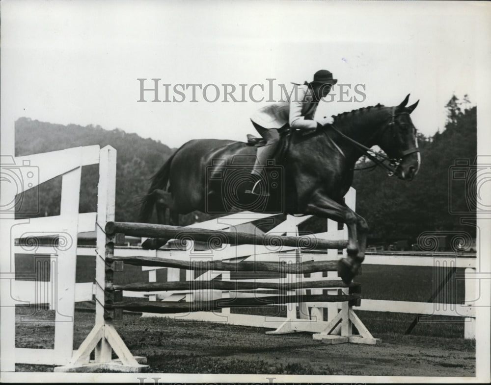 1934 Press Photo Carol Gimbel on Weary River at Tuxedo Horse show in NY- Historic Images