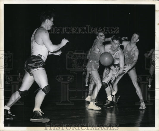 1941 Press Photo John Ruthenberg of Seton Hall vs Bud Conley of RI State- Historic Images