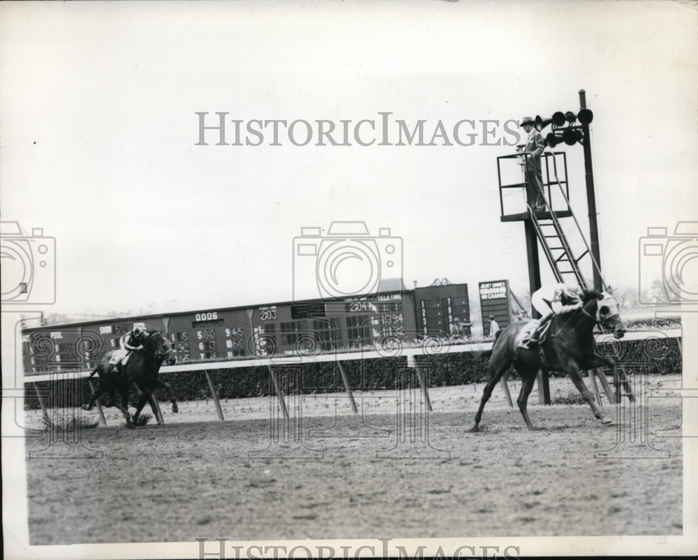 1946 Press Photo P Miller on Ferry Command at Belmont vs J Adams on Croesus- Historic Images