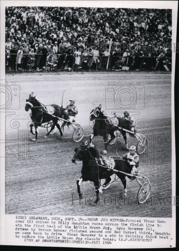 1964 Press Photo Billy Haughton drives Vicar Hanover to win in Little Brown Jug- Historic Images