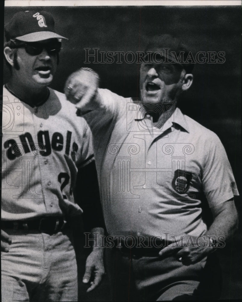 1971 Press Photo Angel relief pitcher Eddie Fisher &amp; umpire Art Frantz- Historic Images