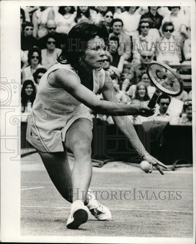 1973 Press Photo Billie Jean King at Wimbledon singles tennis vs Lucia Bassi- Historic Images