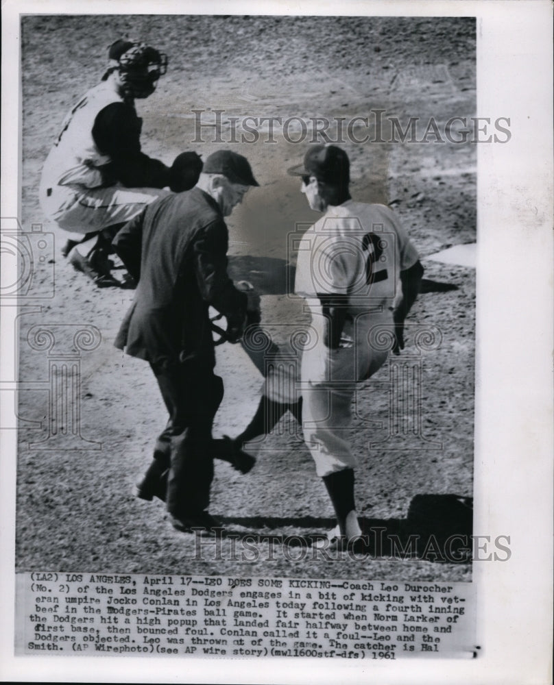 1961 Press Photo Coach Leo Durocher of LA Dodgers, umpire Jocko Conlan- Historic Images