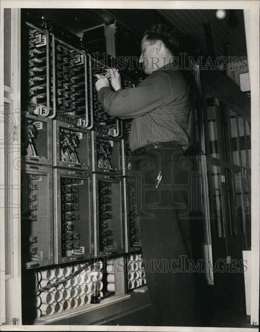 1939 Press Photo Pimlico Maryland pari mutuel staff & adding machines at track- Historic Images