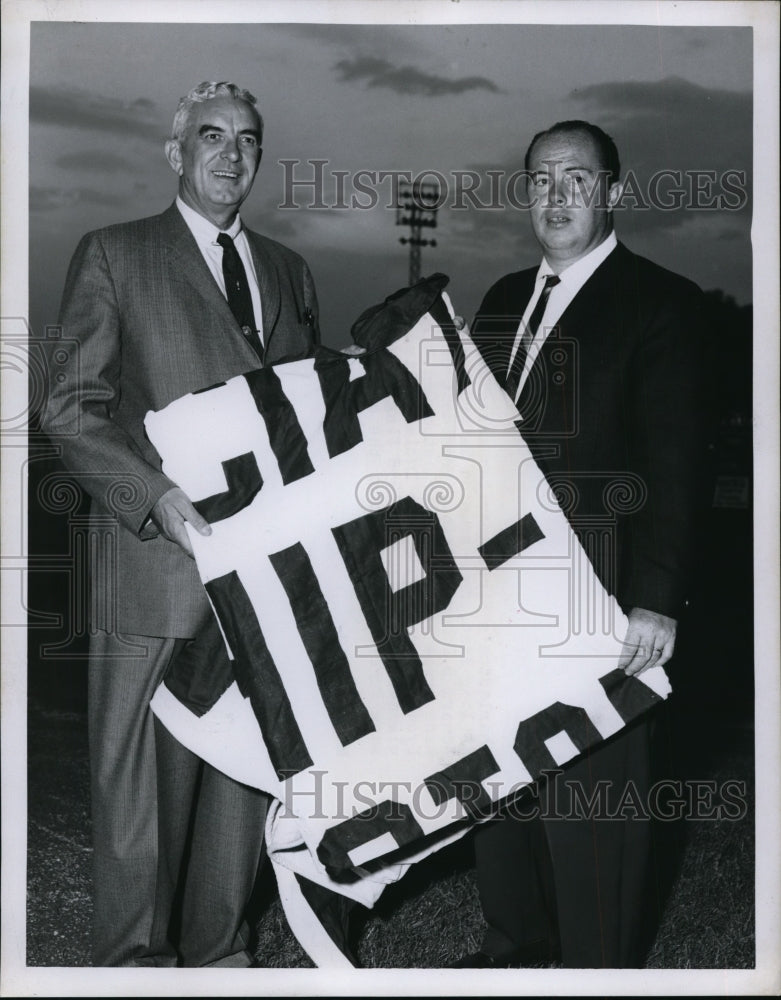 1959 Press Photo Charleston&#39;s 1st American Assn pennant Ed Doherty &amp; GM H Lyons- Historic Images