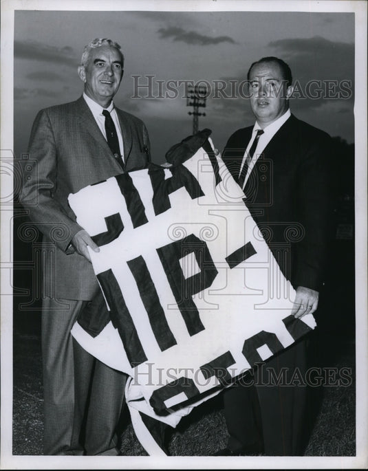 1959 Press Photo Charleston's 1st American Assn pennant Ed Doherty & GM H Lyons- Historic Images