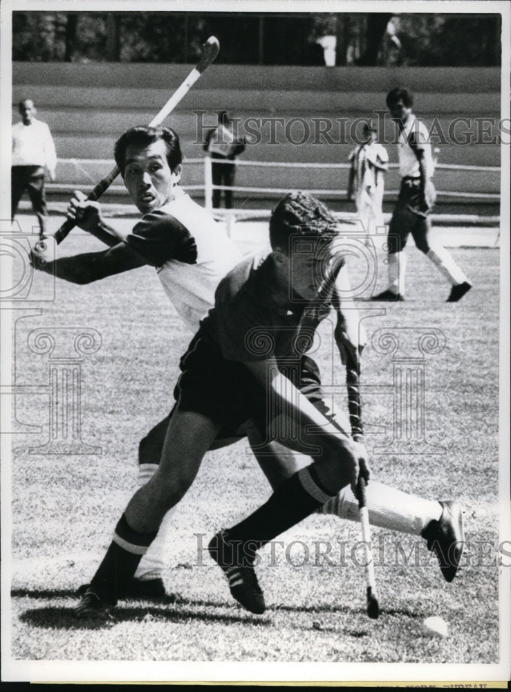 1968 Press Photo Jorge Fabregas at Olympic field hockey vs Tsuneya Yazuki- Historic Images