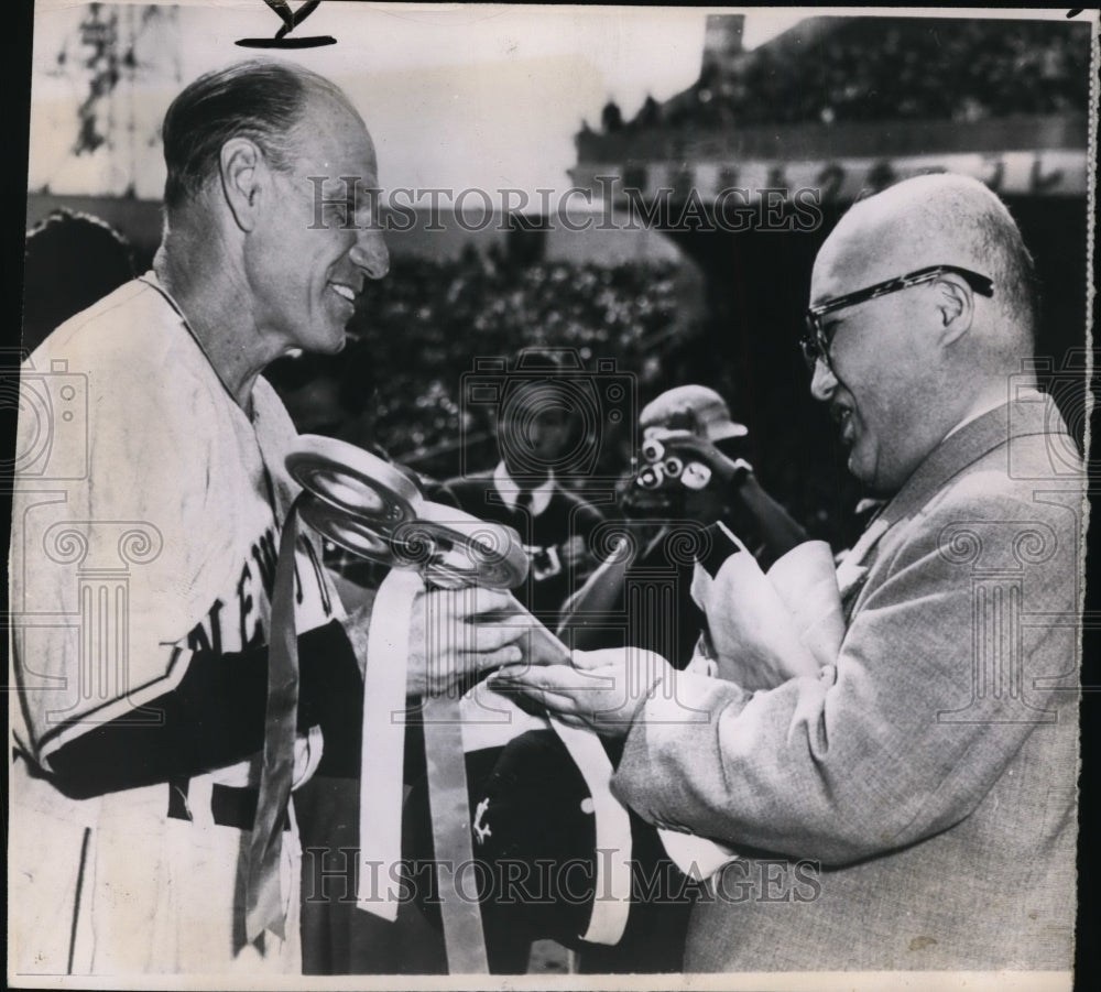 1953 Press Photo NY Yankee manager Leo Durocher accepts key to a city- Historic Images