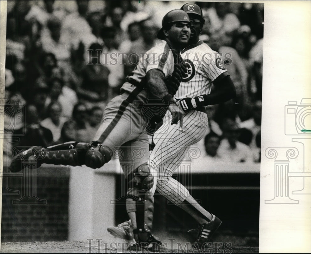 1984 Press Photo Steve Lake of Cubs vs Bobby Ramos of Expos at home plate- Historic Images