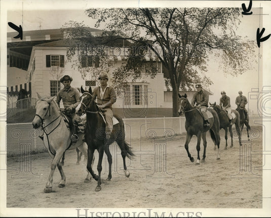 1964 Press Photo Horses head to th epost at Arlington Racetrack near Chicago- Historic Images