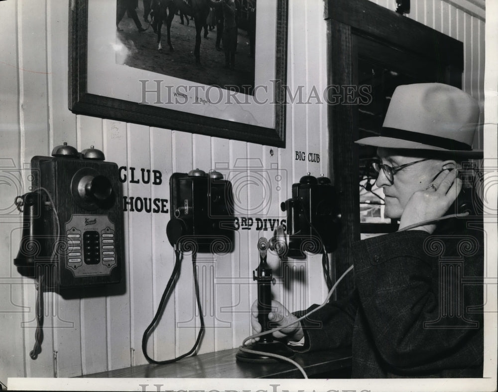 1939 Press Photo Pimlico Maryland Pari mutuel bettor at the track OTB- Historic Images