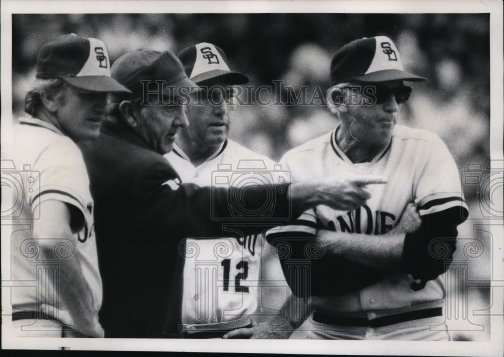 1975 Press Photo Padre manager John McNamara, umpire Chris Pelekoudas- Historic Images