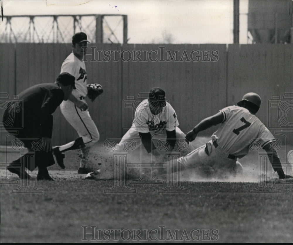 1969 Press Photo Denver Bears Ron Thieobald tags Omaha's Lee Green - nes45610- Historic Images