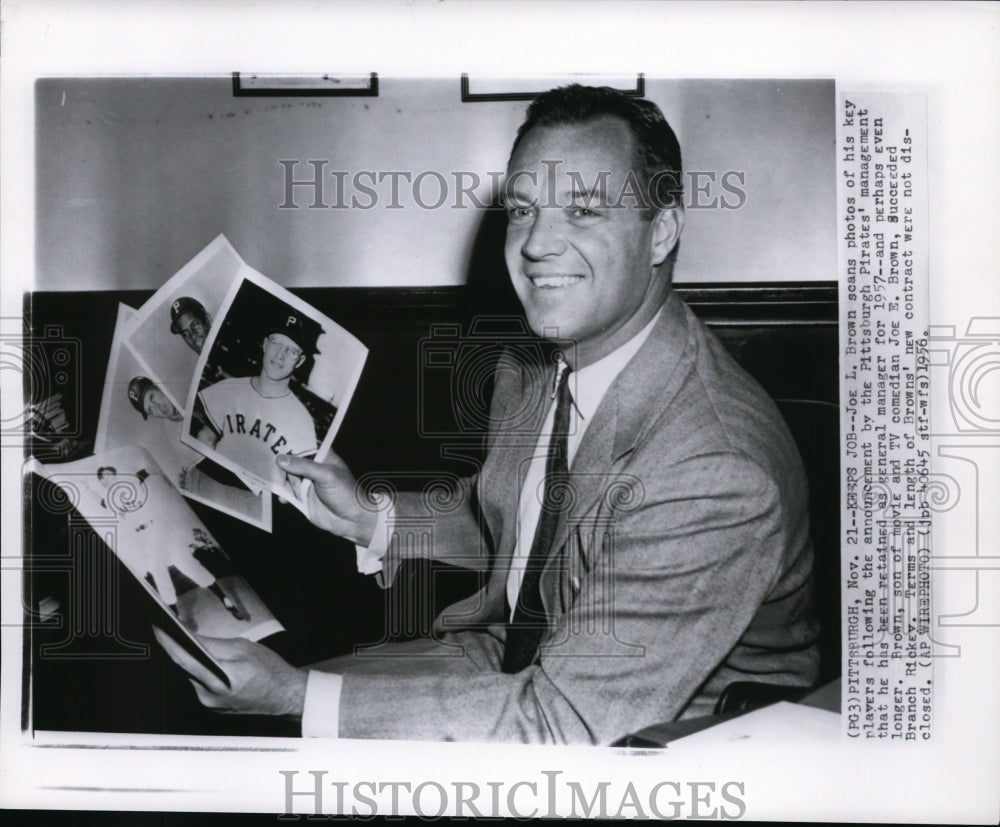 1956 Press Photo Joseph L Brown with photos of Browns players - nes45680- Historic Images