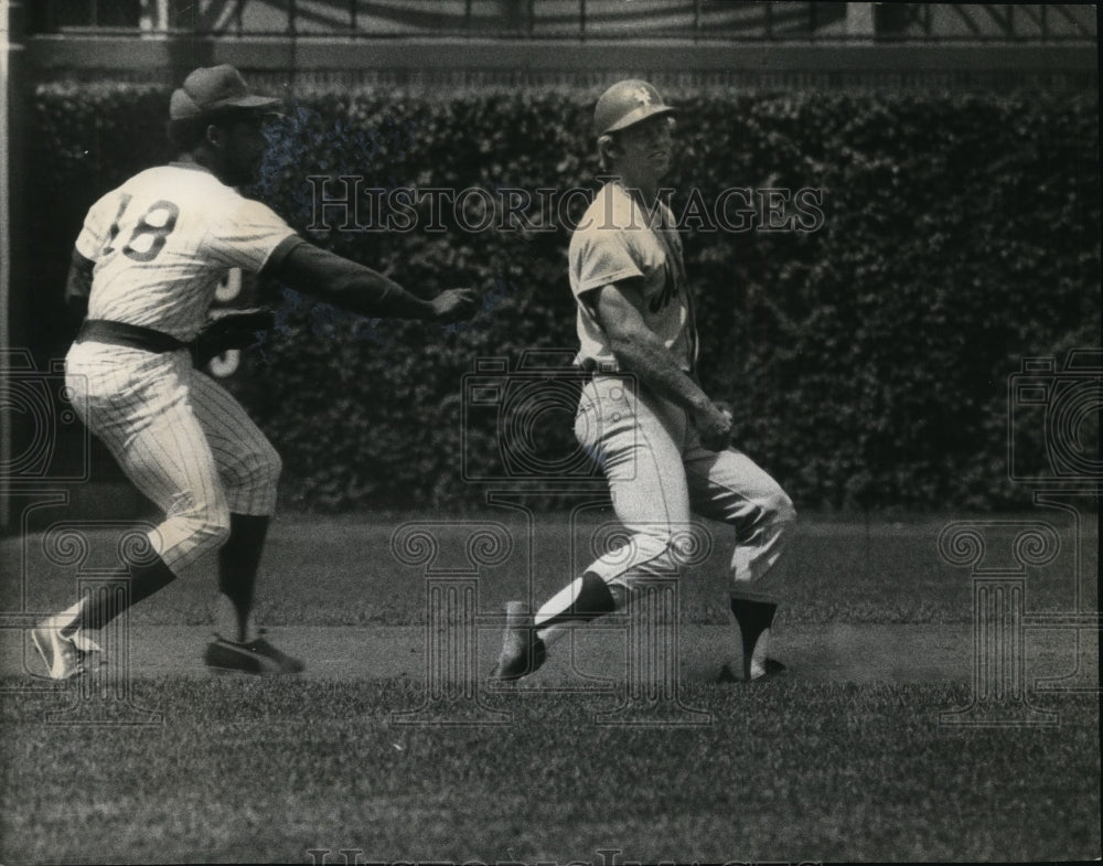 1975 Press Photo Wayne Garrett tagged out by Cubs player Bill Madlock- Historic Images