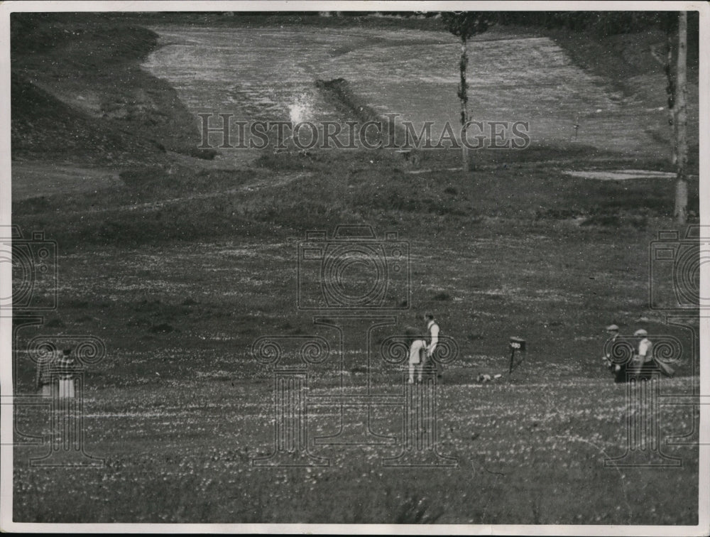 1937 Press Photo The Duke of Windsor golfing at Chateau De Cande in France- Historic Images