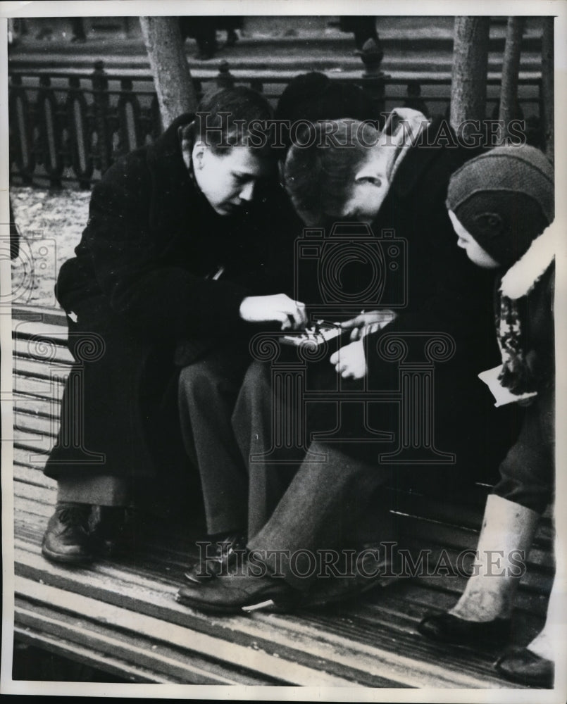 1960 Press Photo Moscow Russia children play a board game in a park - nes45890- Historic Images