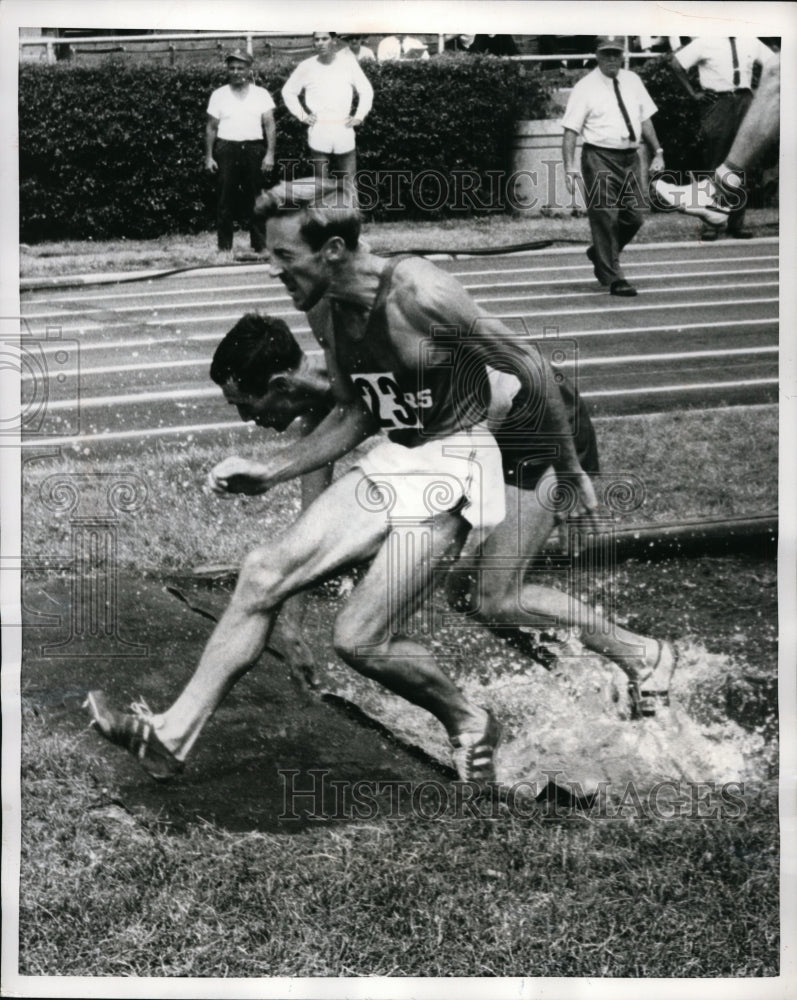 1966 Press Photo Ray Berrus, Jerry Riordan in 3000 meter steeplechase in NY- Historic Images