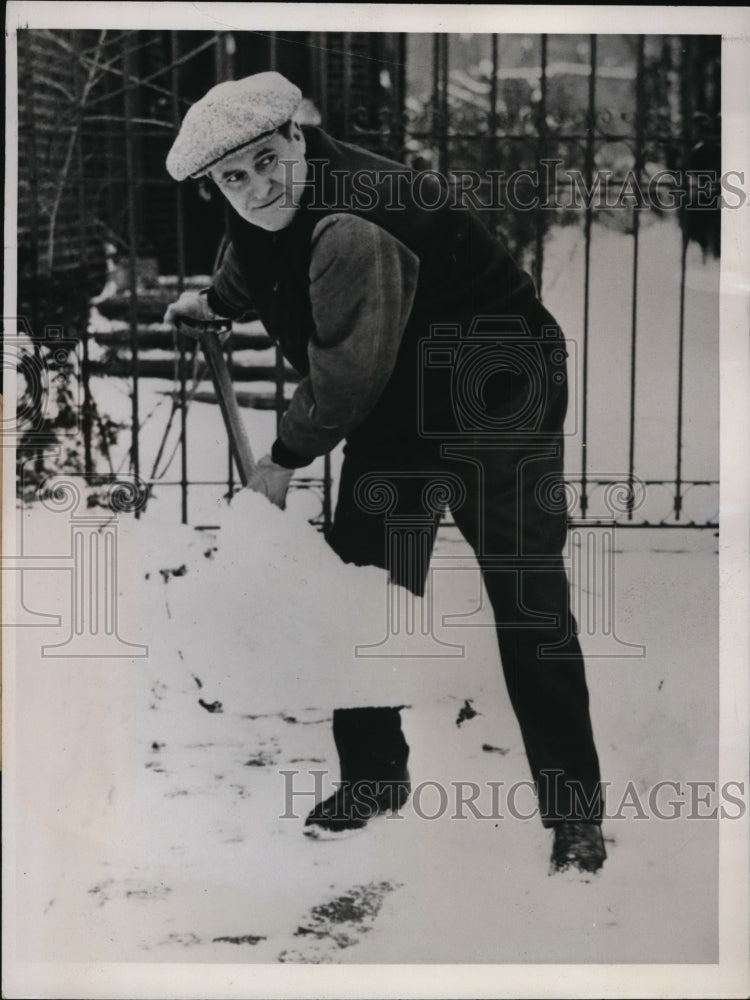 1940 Press Photo Joe McCarthy manager of NY Yankees shovels snow in NY- Historic Images