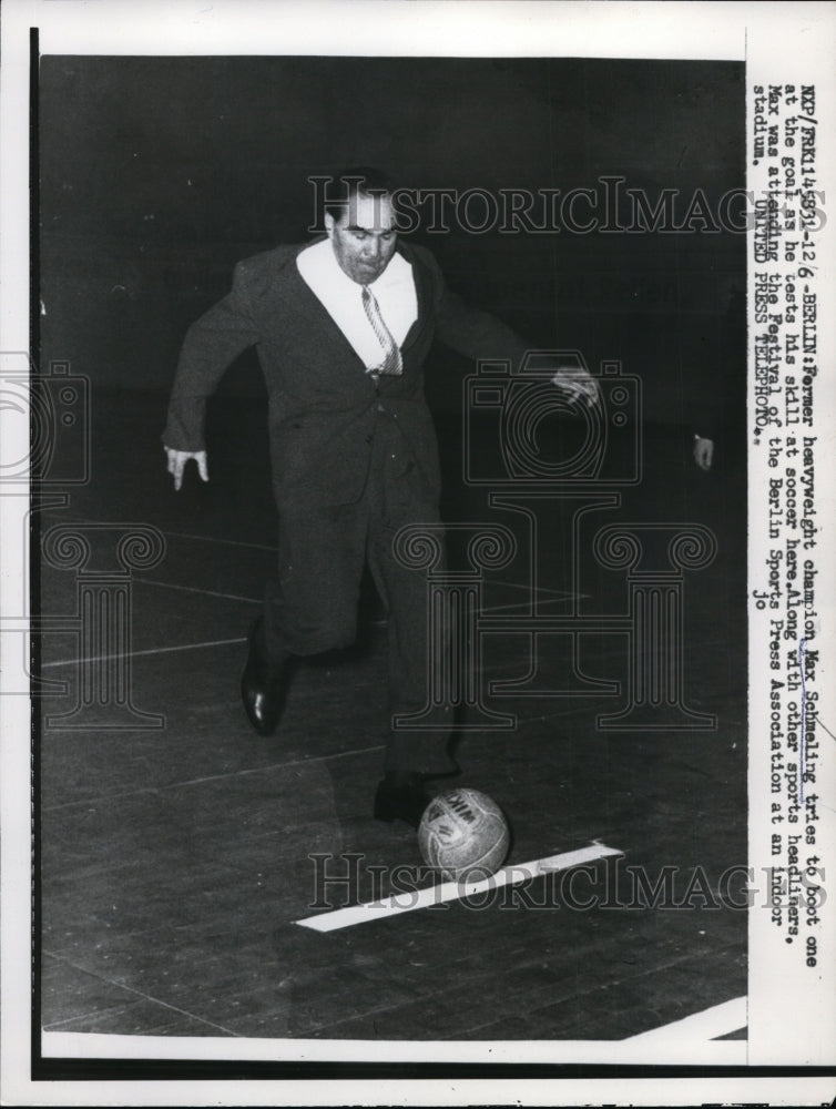 1957 Press Photo Ex boxing champ Max Schmeling tries soccer in Berlin- Historic Images