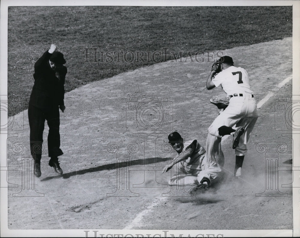 1955 Press Photo Frank Kany our=t at 3rd in Indians vs Tigers game- Historic Images