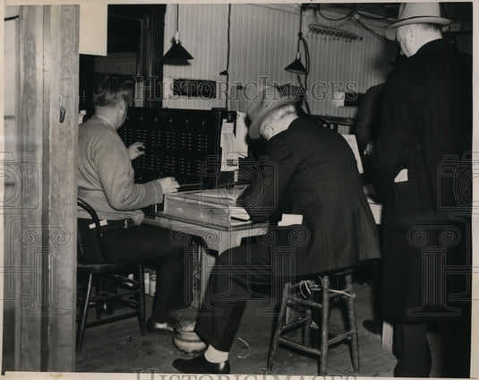 1939 Press Photo Pimlico MD accountants figure odds for horse races - nes45986- Historic Images